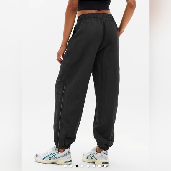 Athleta Womens Jogger Black Pursuit Mid Rise Zip Ankle UPF 40+ Athleisure Medium - Picture 2 of 7